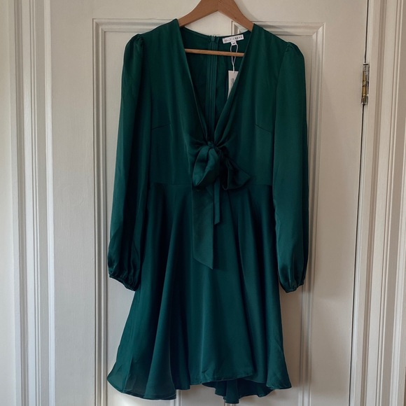 Elegant Emerald Green Dress - Picture 1 of 3